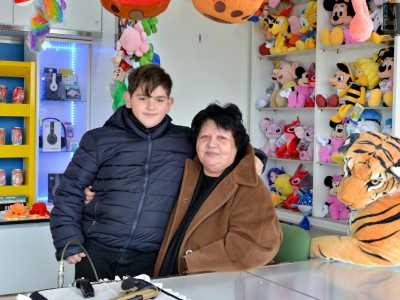 L'attrazione � di propriet� dei Masella, altra famiglia di esercenti presente per� in piazza Diaz da soli quattro mesi. Dietro il bancone ci sono invece la 63enne Rosa e il suo nipotino Angelo, di 10 anni, aiutante della �truppa�